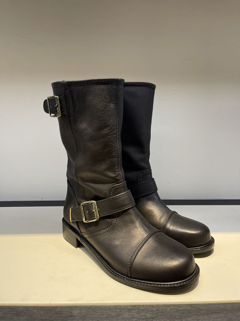 Beautifully Finished Boots in a Timeless Design