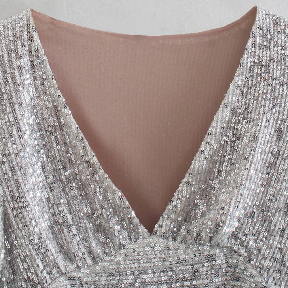 Well Tailored Top with a Graceful Silhouette