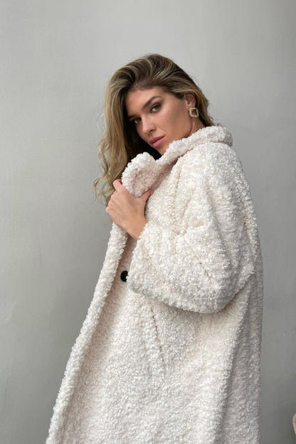 Well Tailored Coat with a Graceful Silhouette