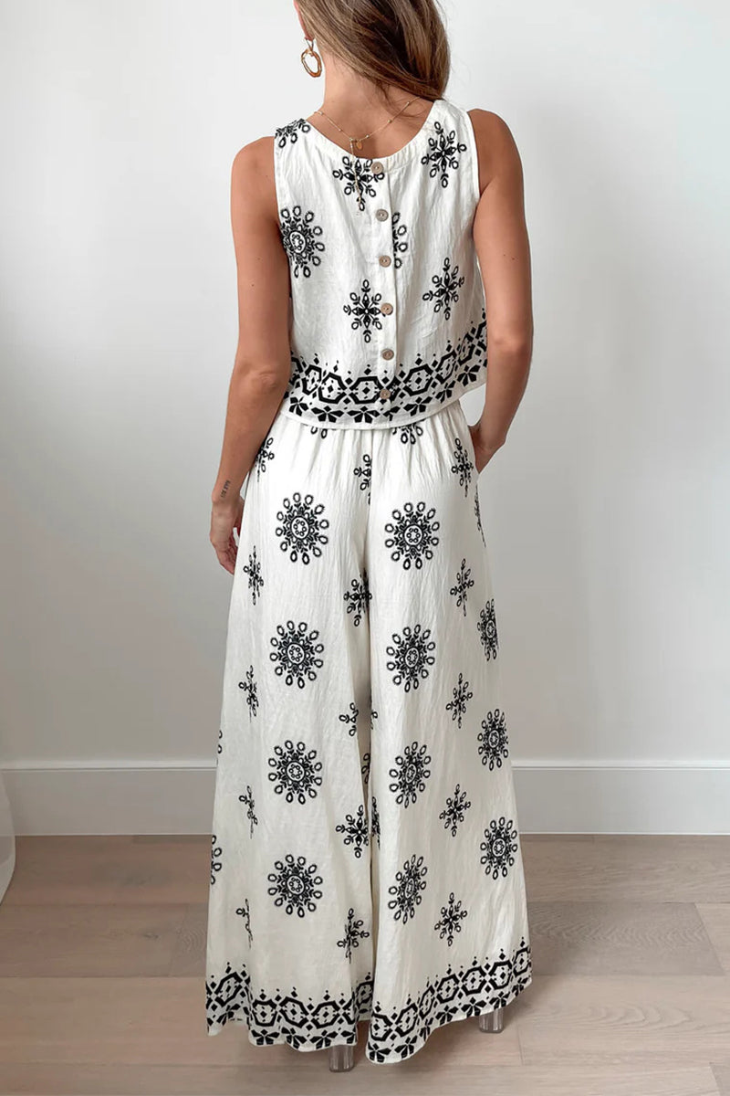 Effortlessly Elegant Garment with a Timeless Design