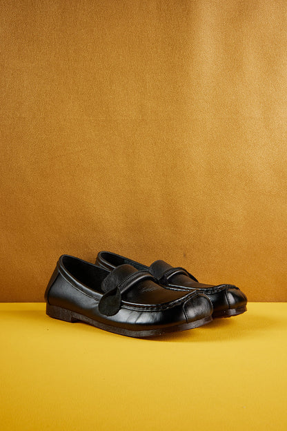 Effortlessly Elegant Garment with a Timeless Design