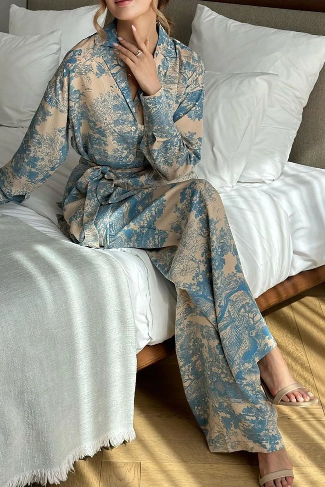 Effortlessly Elegant Pants with a Timeless Design