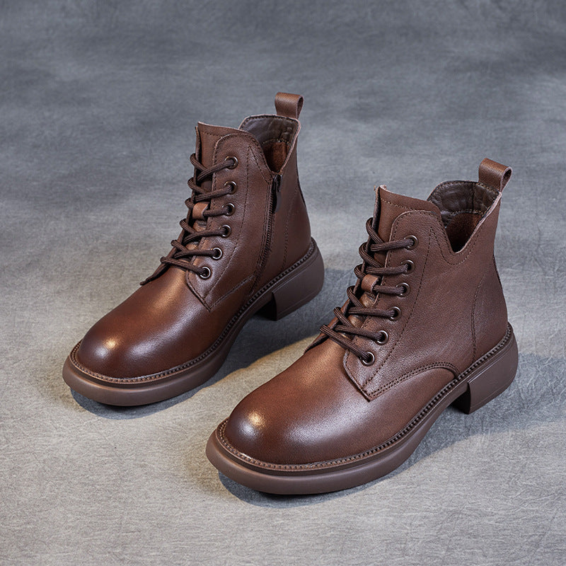 Effortlessly Elegant Boots with a Timeless Design