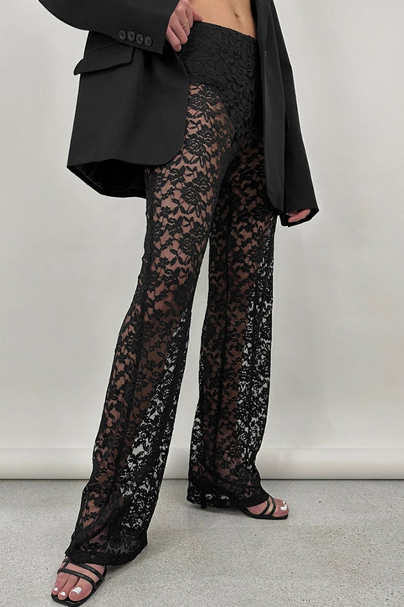 Effortlessly Elegant Pants with a Timeless Design