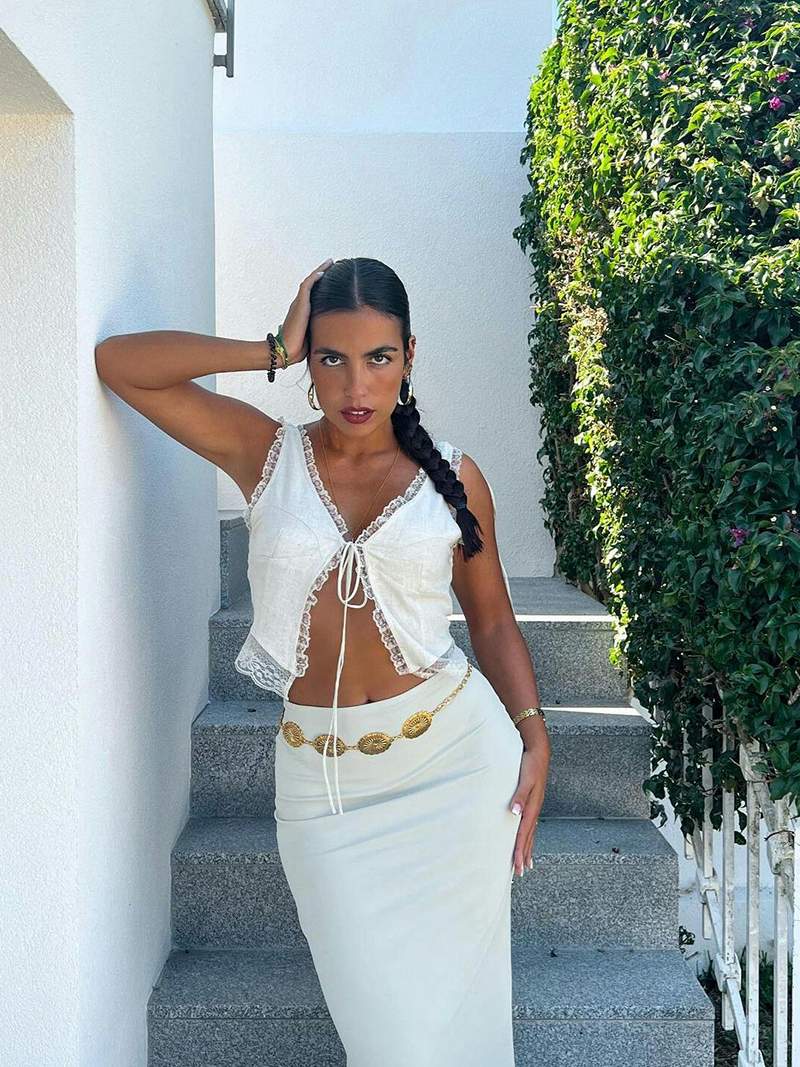 Beautifully Finished Top in a Timeless Design