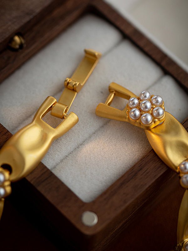 Effortlessly Elegant Garment with a Timeless Design