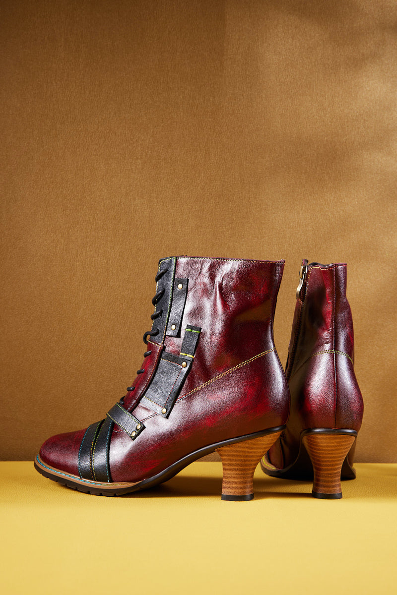 Effortlessly Elegant Boots with a Timeless Design