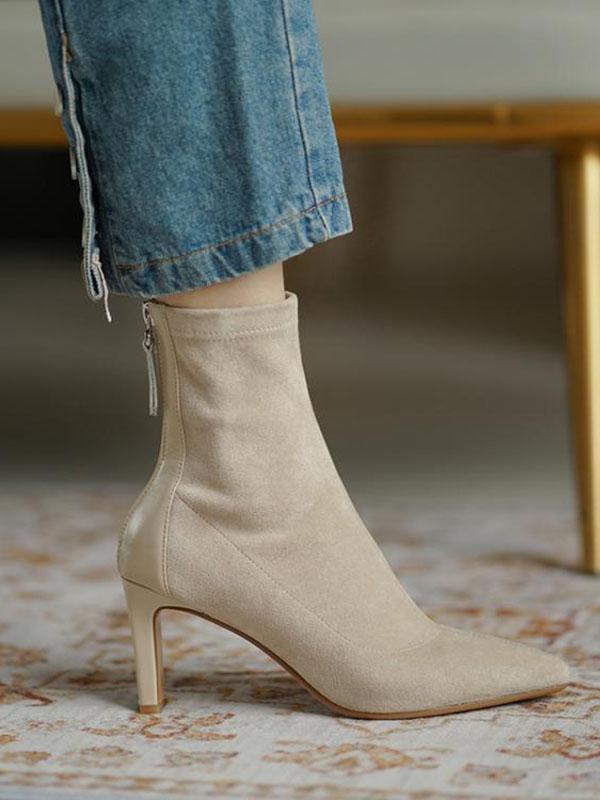 Effortlessly Elegant Boots with a Timeless Design