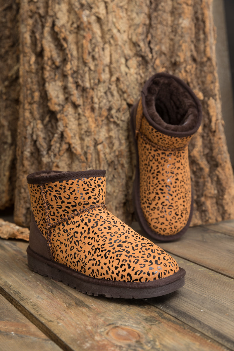 Effortlessly Elegant Boots with a Timeless Design