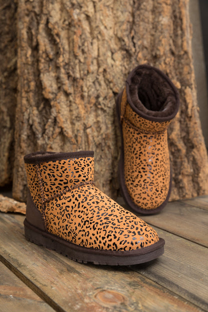 Effortlessly Elegant Boots with a Timeless Design