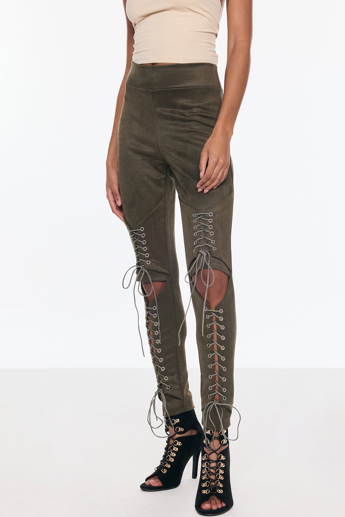 Effortlessly Elegant Pants with a Timeless Design