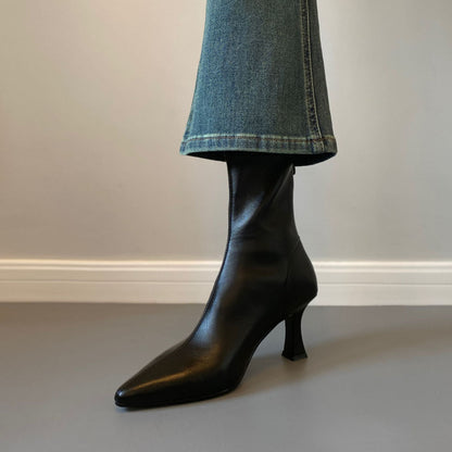 Effortlessly Elegant Boots with a Timeless Design