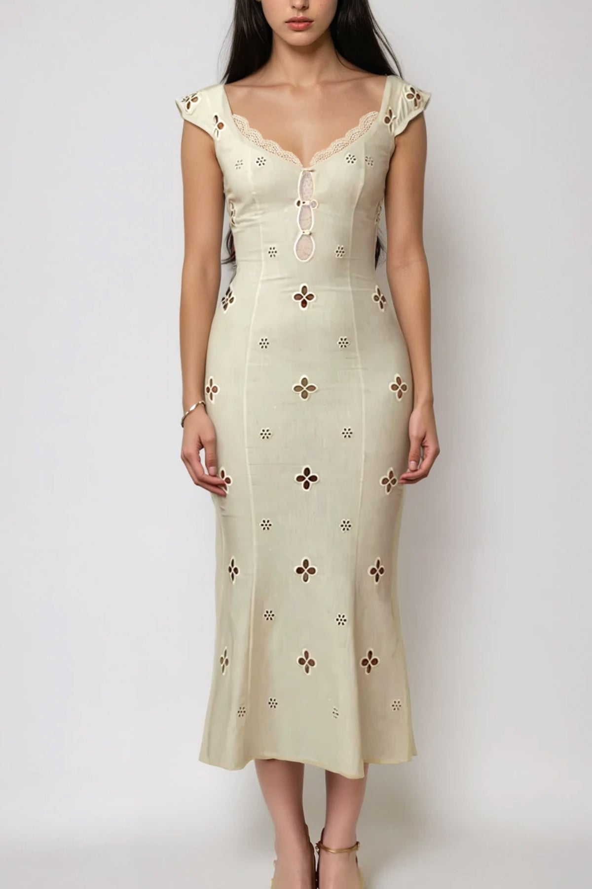 Effortlessly Elegant Dress with a Timeless Design