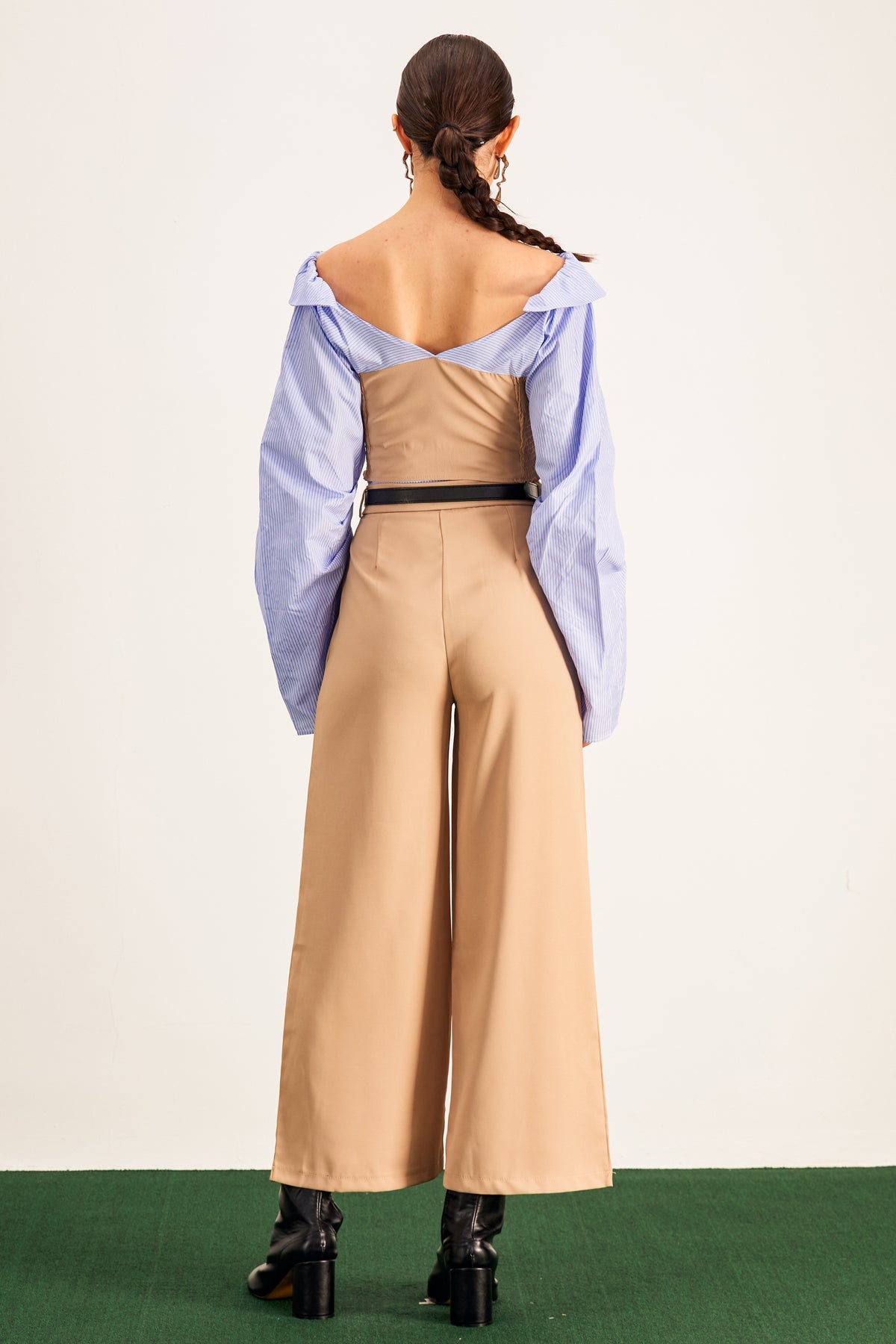 Effortlessly Elegant Pants with a Timeless Design
