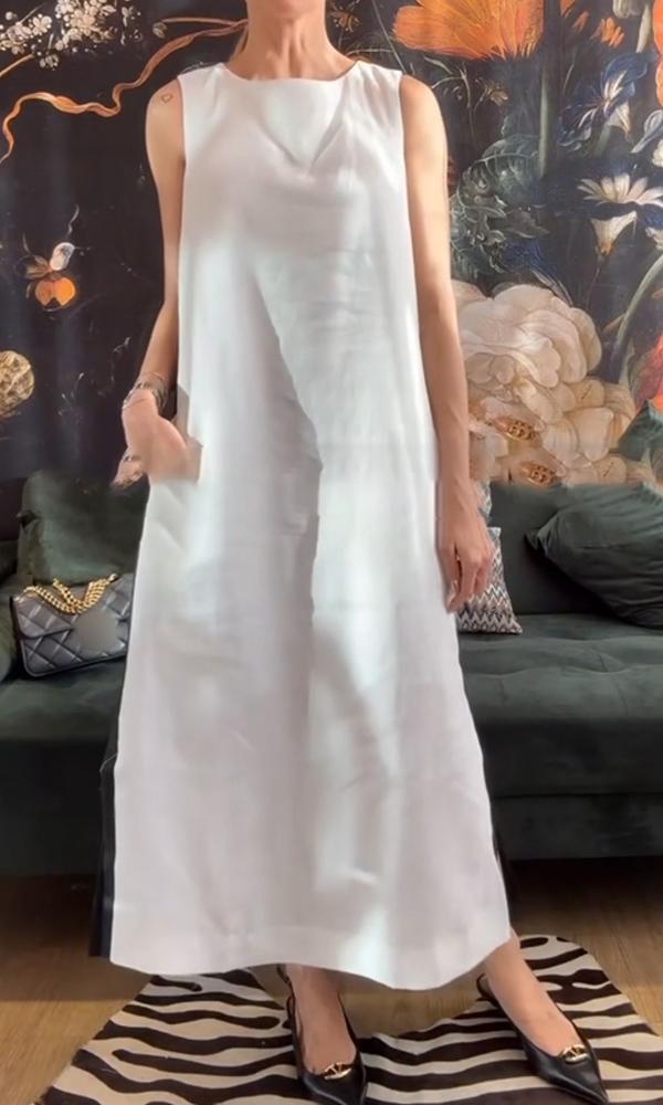 Beautifully Finished Dress in a Timeless Design