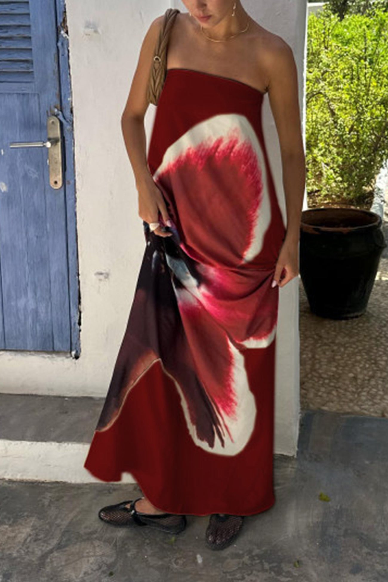 Beautifully Finished Dress in a Timeless Design