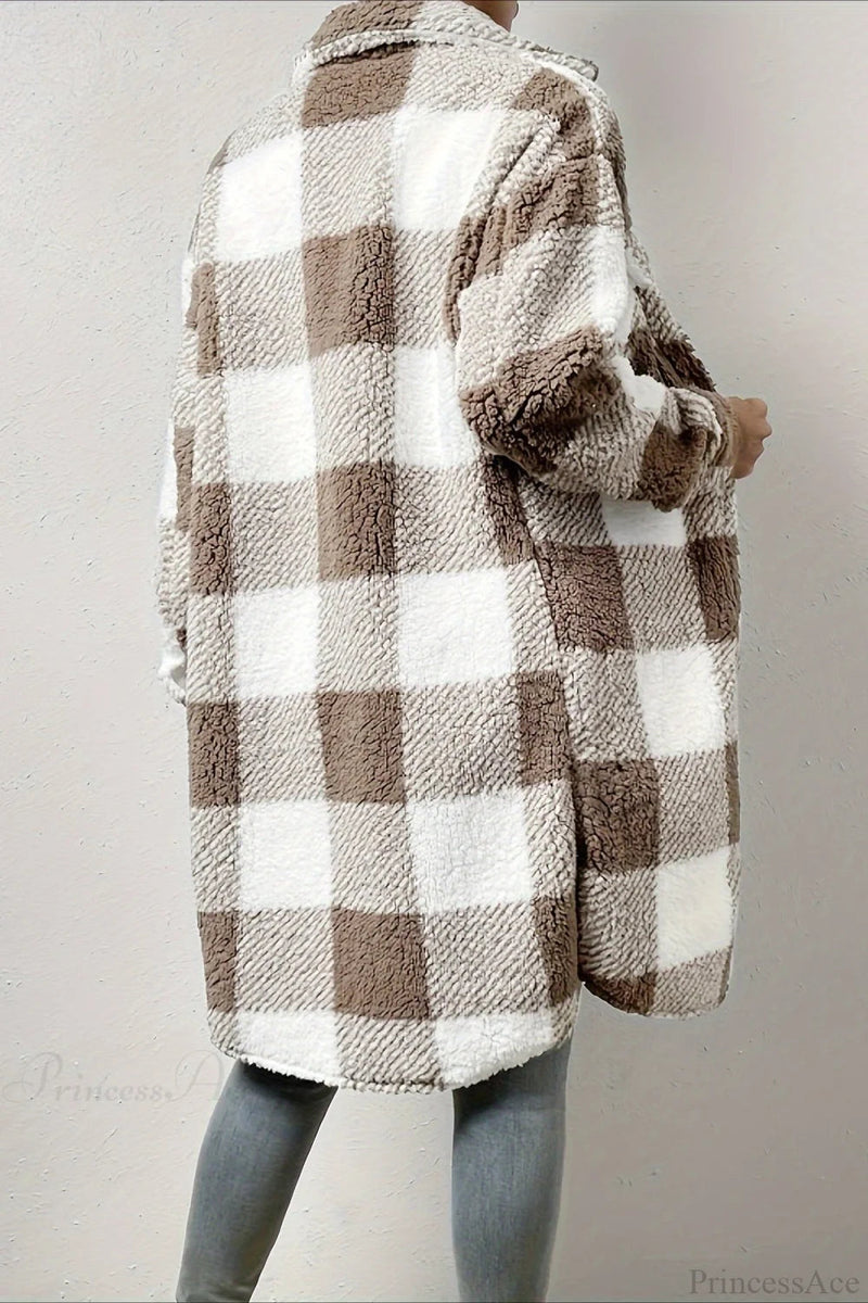 Well Tailored Coat with a Graceful Silhouette