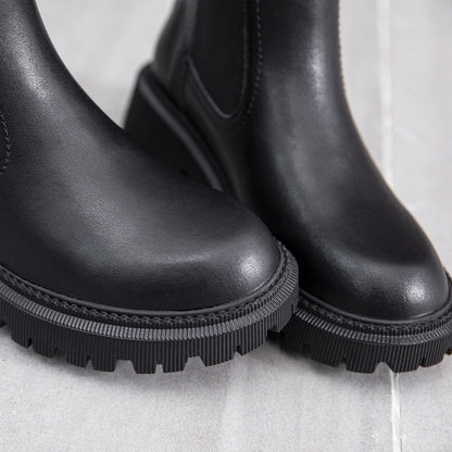 Effortlessly Elegant Boots with a Timeless Design