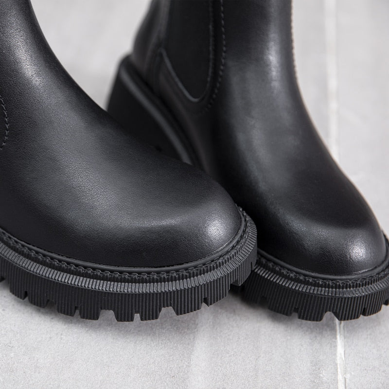 Effortlessly Elegant Boots with a Timeless Design