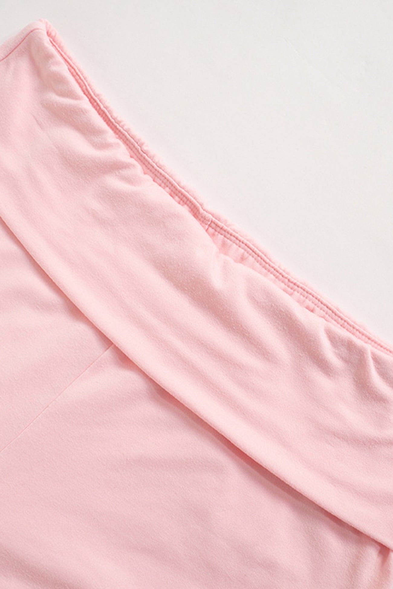 Effortlessly Elegant Pants with a Timeless Design