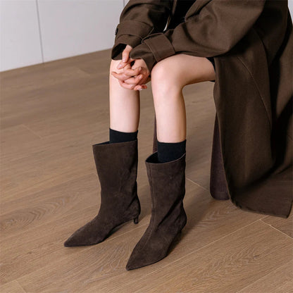 Effortlessly Elegant Boots with a Timeless Design