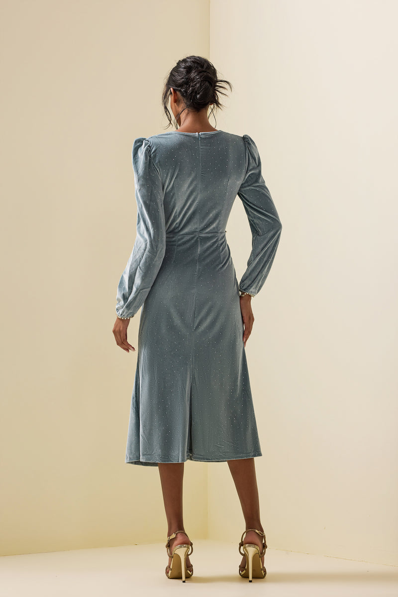 Beautifully Finished Dress in a Timeless Design