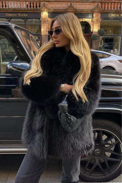 Effortlessly Elegant Coat with a Timeless Design