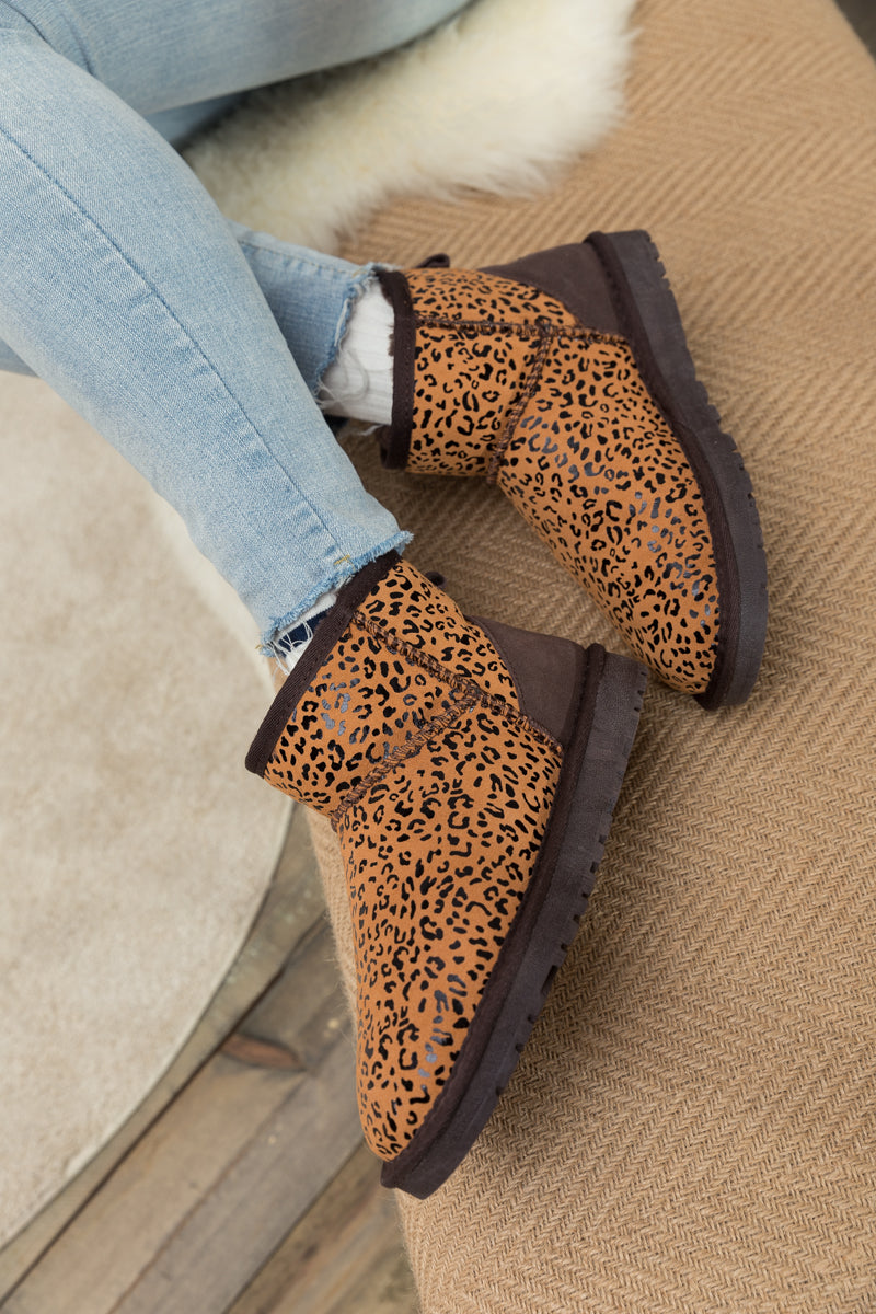 Effortlessly Elegant Boots with a Timeless Design