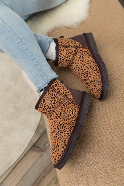 Effortlessly Elegant Boots with a Timeless Design