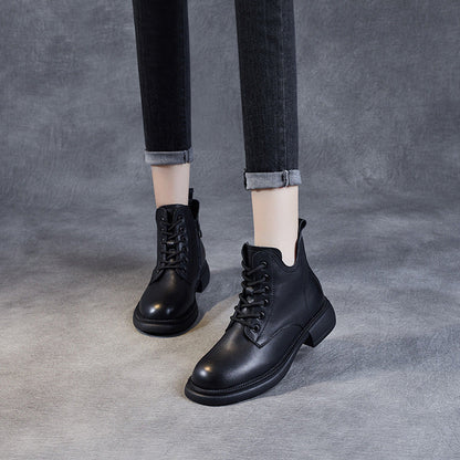 Effortlessly Elegant Boots with a Timeless Design