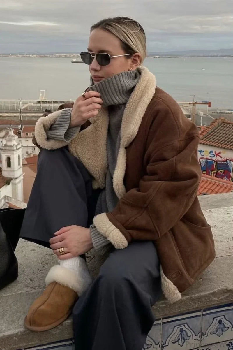 Well Tailored Coat with a Graceful Silhouette
