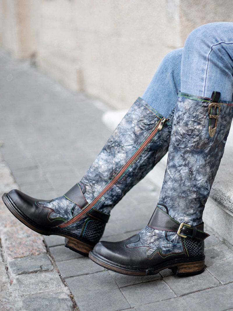 Effortlessly Elegant Boots with a Timeless Design