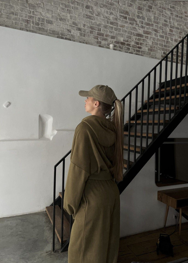Effortlessly Elegant Pants with a Timeless Design
