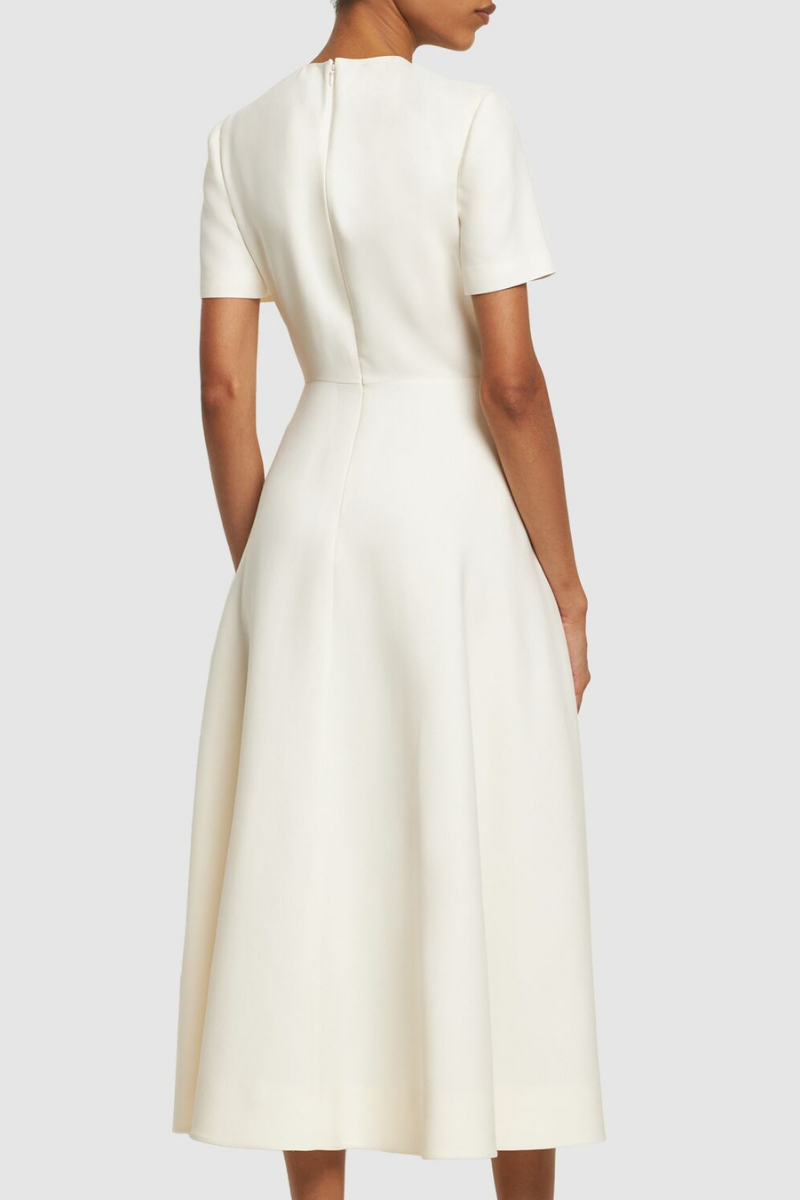 Well Tailored Dress with a Graceful Silhouette