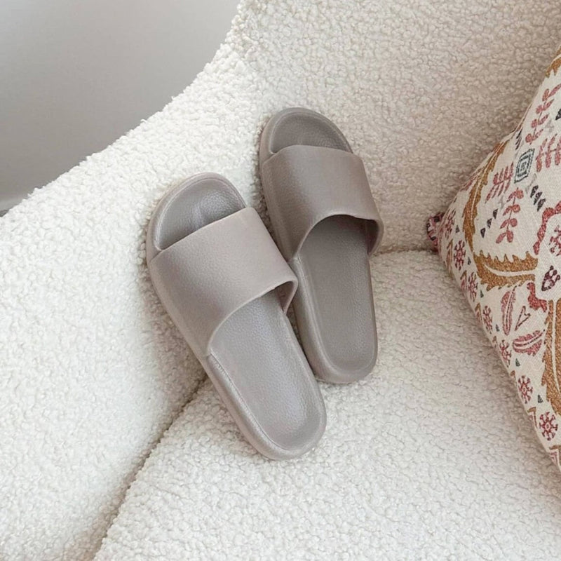 Classic Vintage Sandals with a Flattering Fit