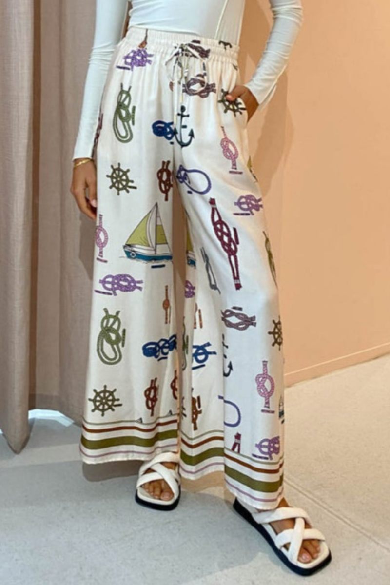 Effortlessly Elegant Pants with a Timeless Design