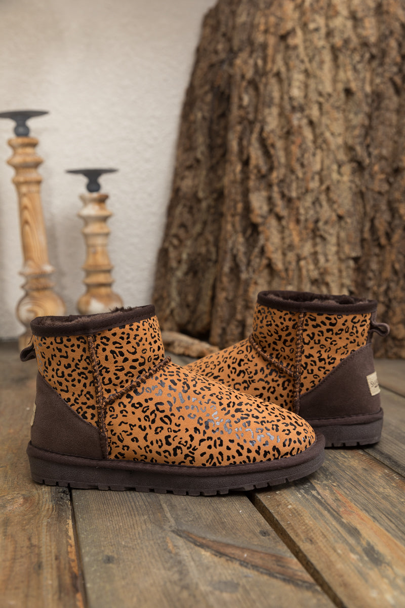Effortlessly Elegant Boots with a Timeless Design