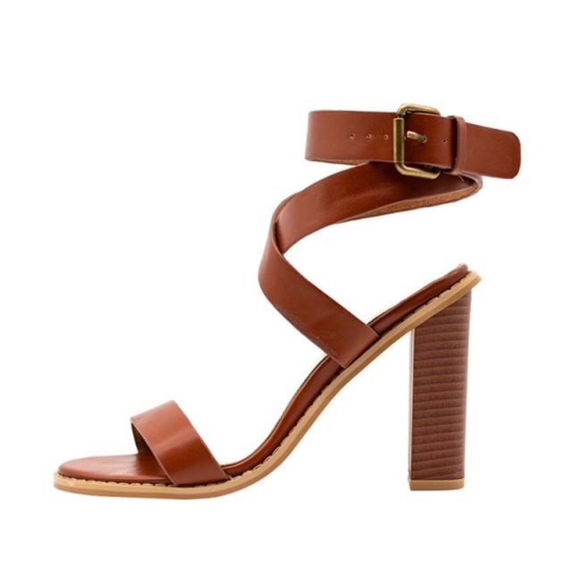Gracefully Styled Garment for Any Occasion
