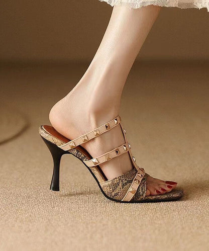 Effortlessly Elegant Sandals with a Timeless Design