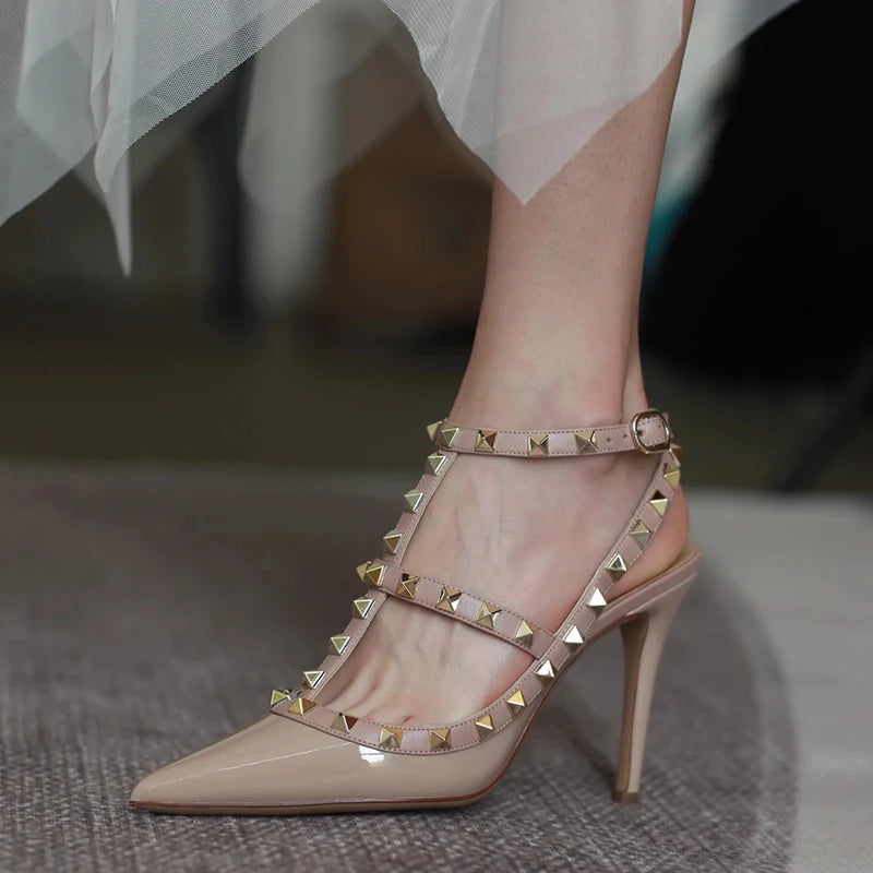 Effortlessly Elegant Sandals with a Timeless Design