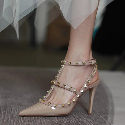 Effortlessly Elegant Sandals with a Timeless Design