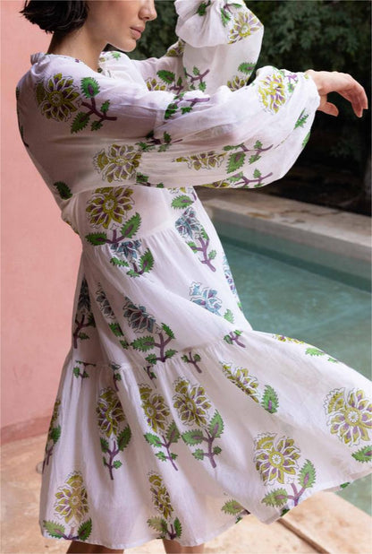 Well Tailored Dress with a Graceful Silhouette