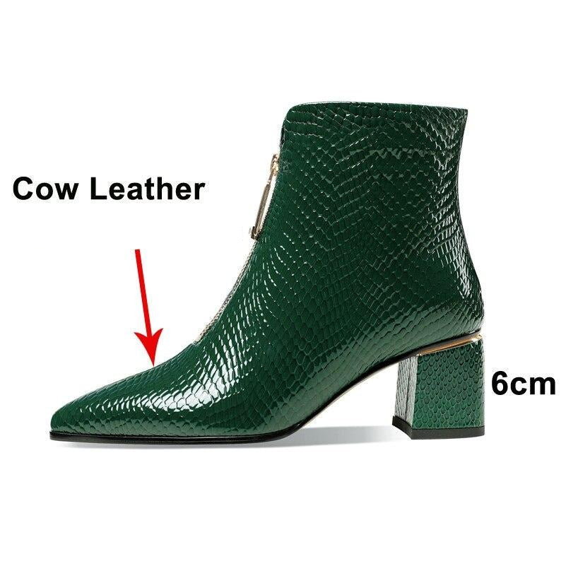 Effortlessly Elegant Boots with a Timeless Design