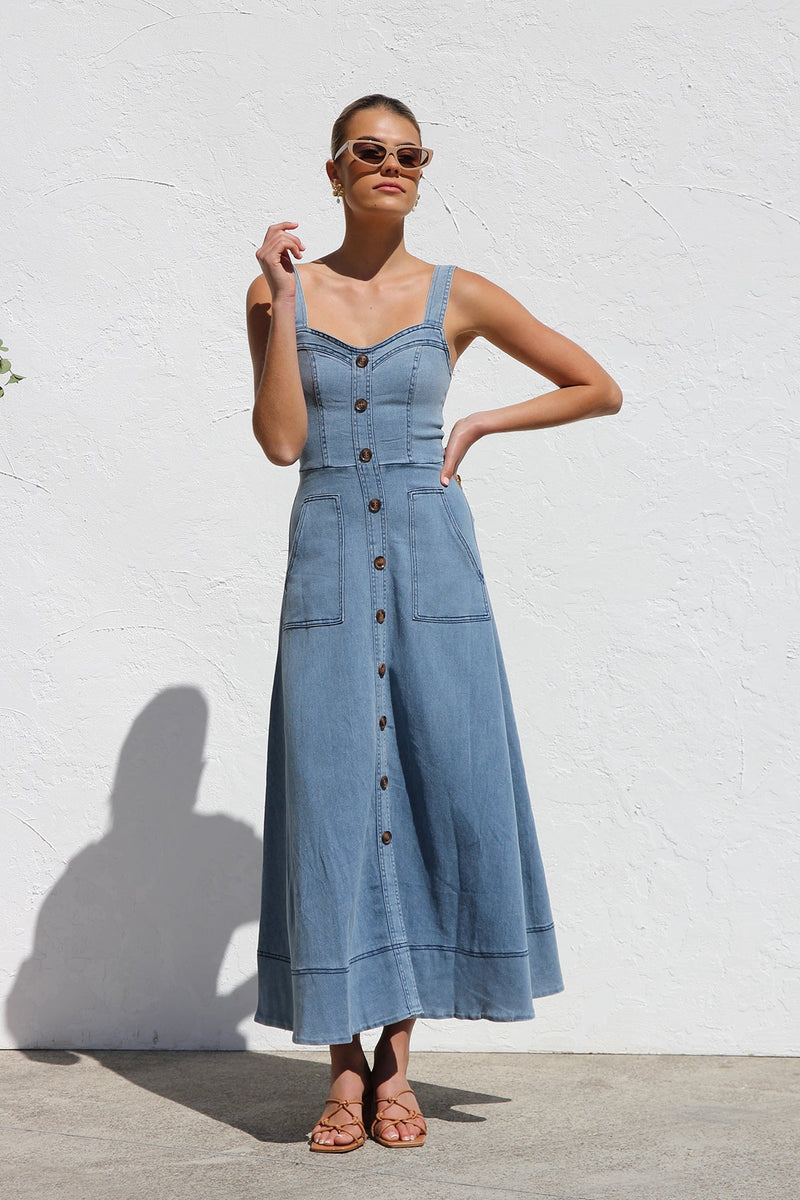 Effortlessly Elegant Dress with a Timeless Design