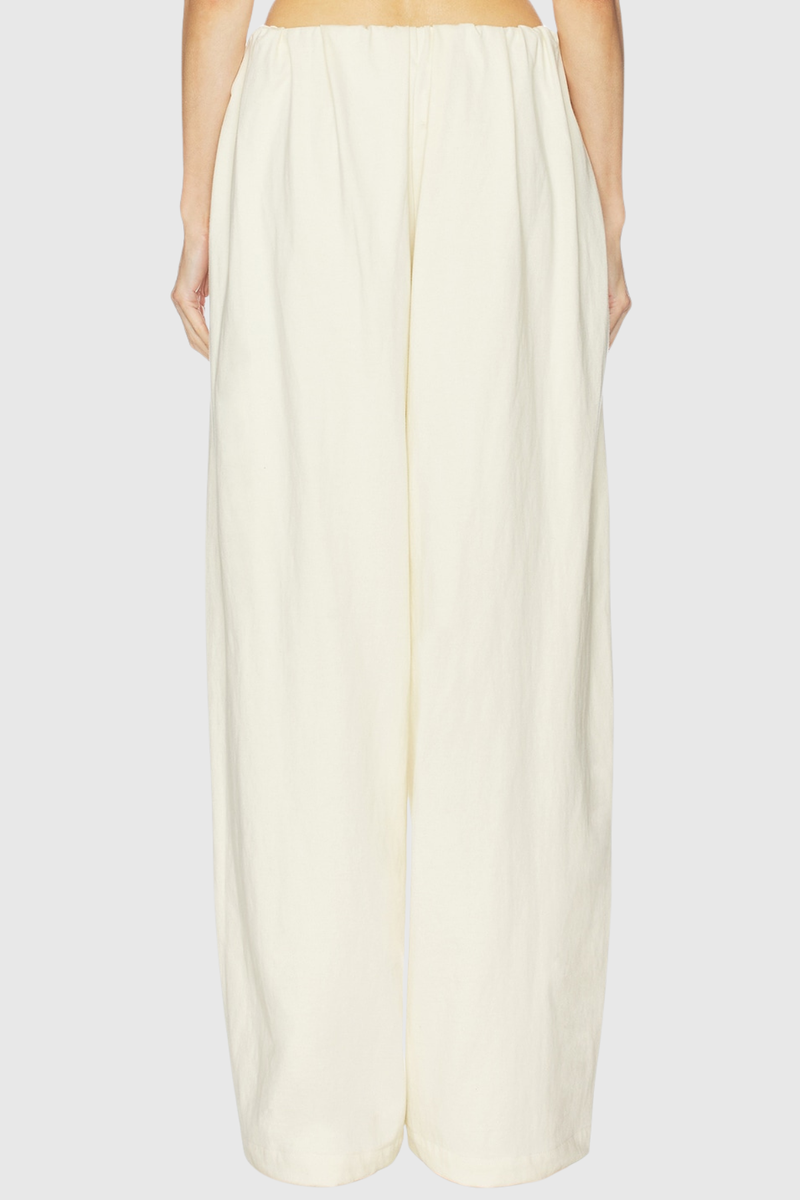 Well Tailored Pants with a Graceful Silhouette