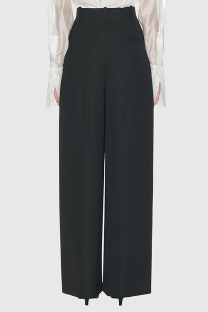 Well Tailored Pants with a Graceful Silhouette
