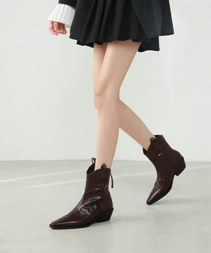 Effortlessly Elegant Boots with a Timeless Design