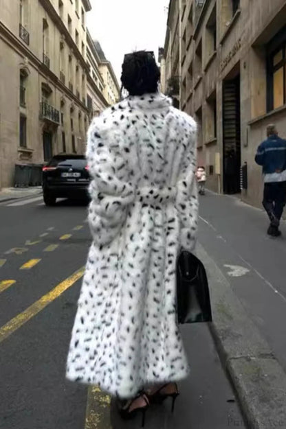 Effortlessly Elegant Coat with a Timeless Design