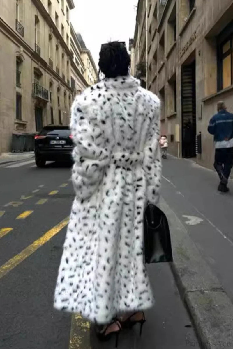 Effortlessly Elegant Coat with a Timeless Design