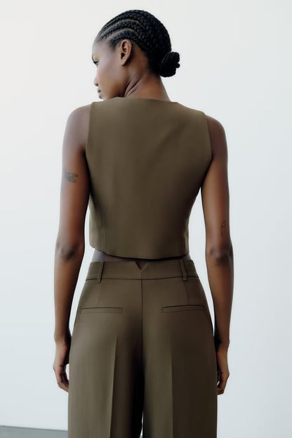 Effortlessly Elegant Trousers with a Timeless Design